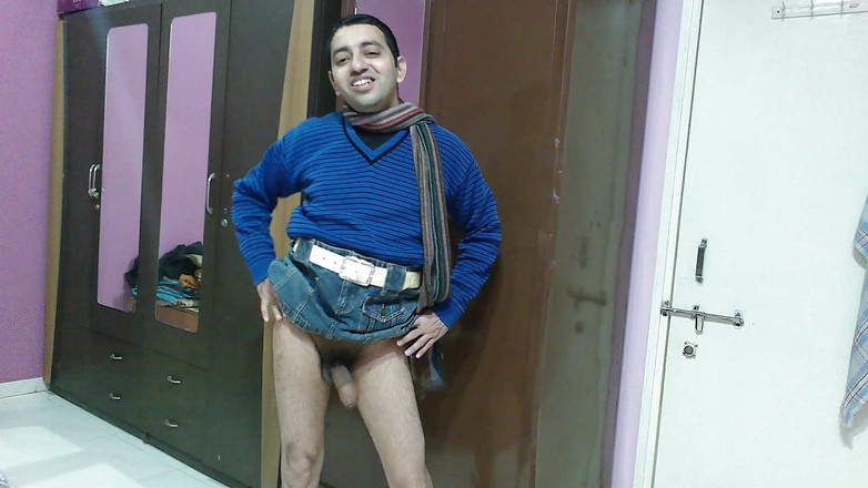 Cute & Nude Crossdresser: डेमिम स्कर्ट में हॉट सेक्सी लड़का अपना लंड दिखा रहा है।