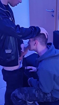 Scally boy benutzt den mund seiner schwulen schlampe, um seine eier zu leeren und schoss seine ladung auf sein gesicht