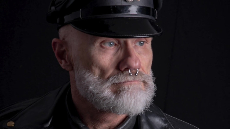 MusclesCigarsFFPig: Kožený nevlastní otec rozsvěcuje velký prsten