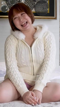 Țâțoasă I Cupa Frumusețea cu forme adoră muzica și se rătăcește într-un moment privat lovey dovey jucăuș