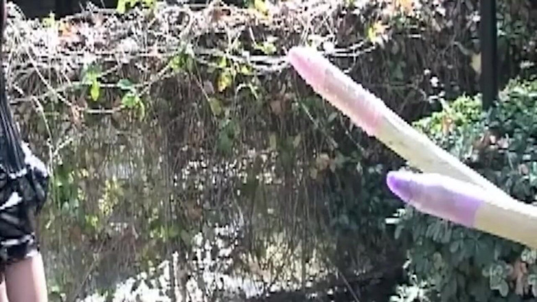 Bangora sluts: Zralá brunetka milfka protažená velkým černým pérem a obrovskými hračkami