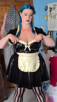 Tachinată de o servitoare în latex - fată solo