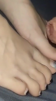 Cumshot Rahasia di Kaki Lucu Saudara Tirinya