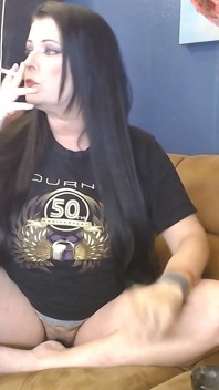 Rauchende MILF nur im t-shirt