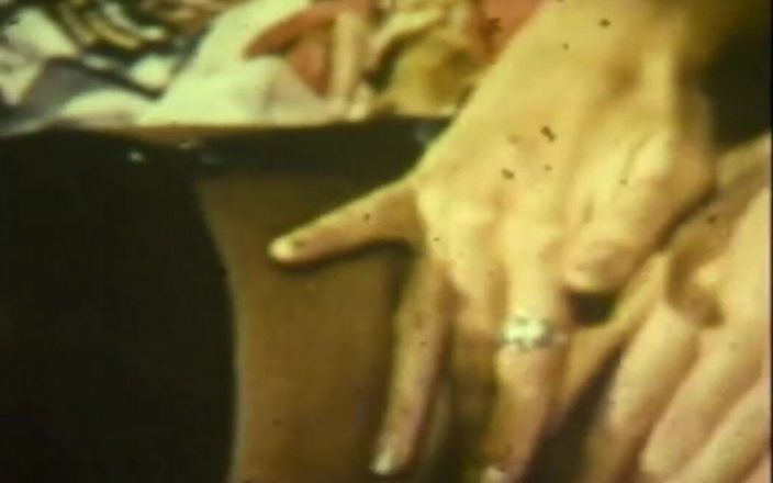 Vintage megastore: Соло мастурбируют шлюшки - фильм-рестайлинг в Full HD