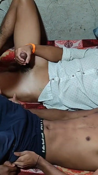 Tre camionisti si divertono mentre si godono il sesso dietro le porte chiuse