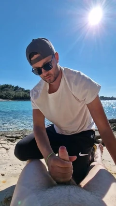 Un appel taille une pipe à Justin, il le pompe jusqu’à ce qu’il jouisse