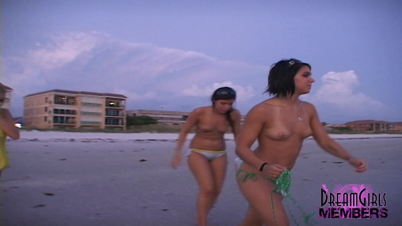 Dream Girls: Trzy hotties zrobić i dostać topless na publicznej plaży