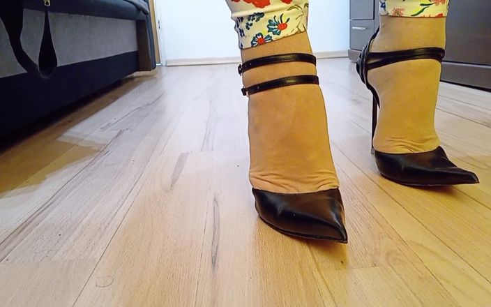 High Heels Kingdom: Le travesti se promène dans des escarpins à talons hauts de...