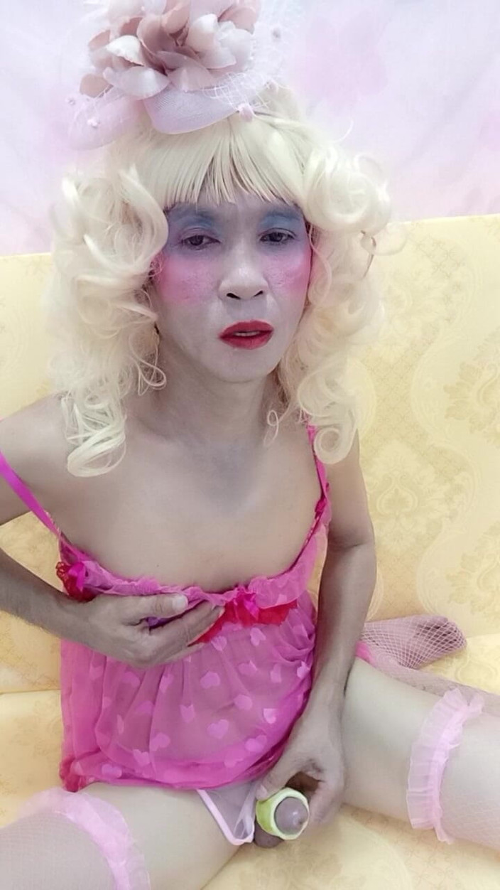 nguyen dang thien tri: Shemale Pear Wearing Sexy Porn Crutch Selfie
