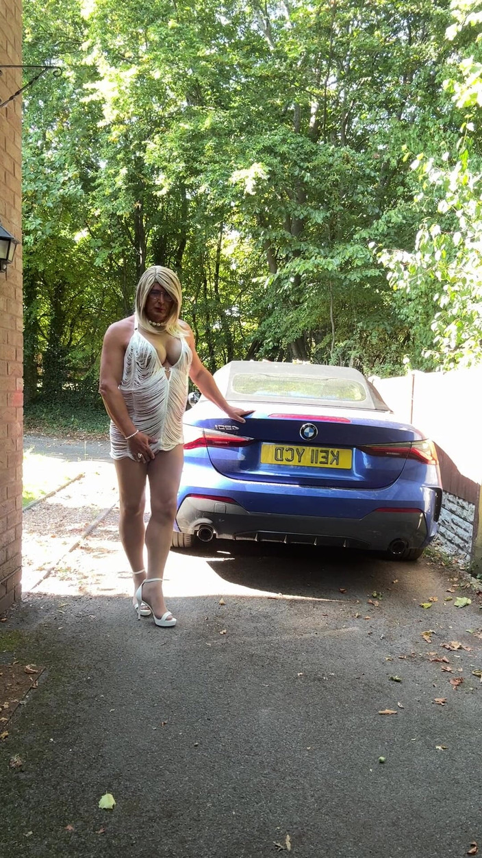 Kellycd2022: Sexy Crossdresser Kellycd2022 v bílých tassels šaty punčocháče a podpatky