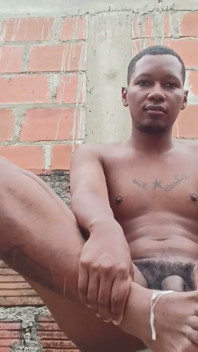 Amatör bigdick büyük zenci yarağı ayaklarına 31 çekiyor ve boşalıyor