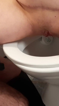 Amatorskie MILF sikanie toaletowe zbliżenie. Różne sceny.