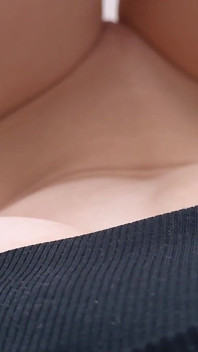 Elle a Une Chatte Tellement Juteuse! Regarde Comme Elle Est Gluante !