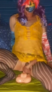 Vista elevada cavalgando meu vibrador para gozar em meu terno amarelo e meia-calça