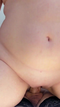 Tgirl трахає подругу, поки не закінчить