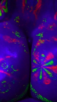 Neon titfuck lebih baik daripada pesta neon! Lilykoti