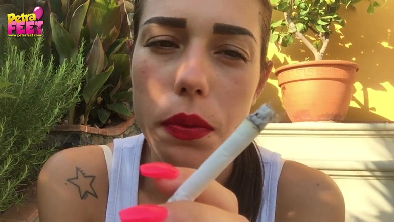 Smokin Fetish: Dosis de abstinencia para una morena impresionante