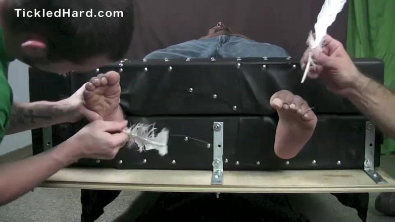 Tickled Hard: Genç çifte