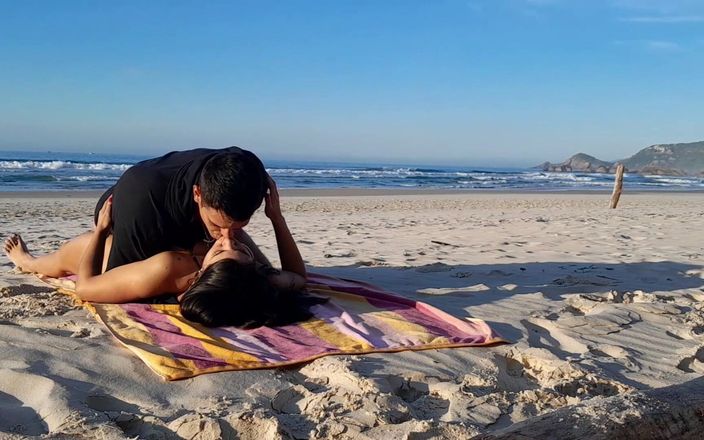 Couplebeach1: Sahilde yakalanan çift
