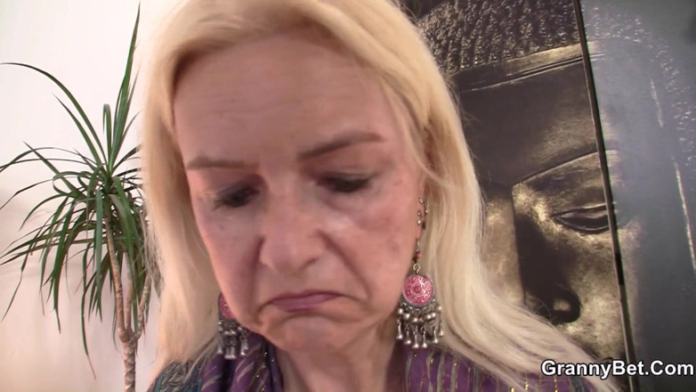 Granny Sluts: Cartomante tem sorte com um pau gordo