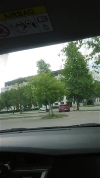 Rischioso esibizionismo dalla macchina della mia amica, sborrata mentre bendata