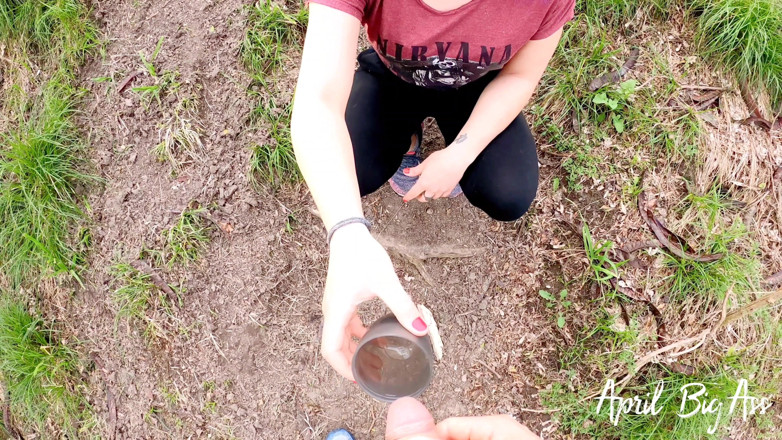 April BigAss: Minum kencing di tepi jalan dari percutian Argentina, kuning semuanya
