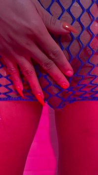 Ladyboy Nat, peitões, bunda bolha e pau cheio de porra grossa
