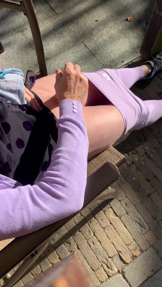 Louise: Sborra su leggings viola