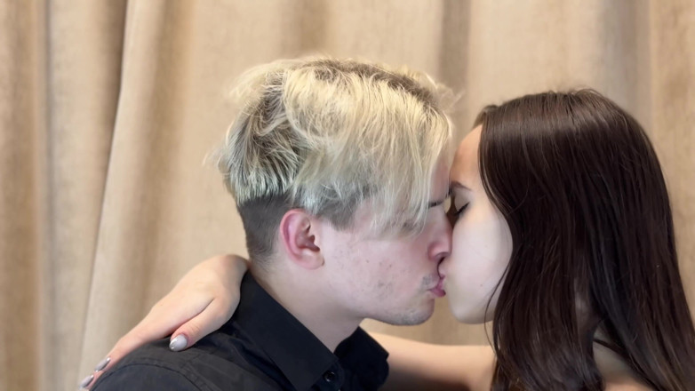 HannahKim: O chefe fode a secretária em casa