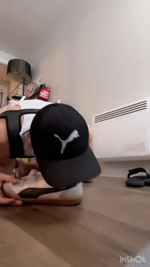 Makfrey: Il pupazzeto gay lurido gioca con le sneakers.