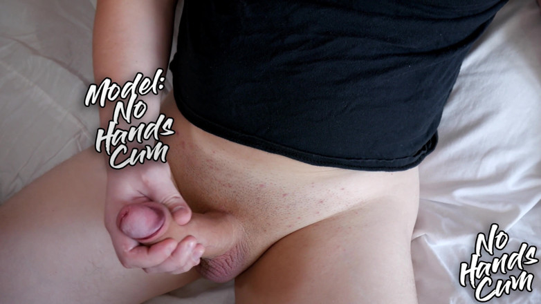 Cum no hands: Après une masturbation, une grosse bite surexcitée lâche beaucoup de...
