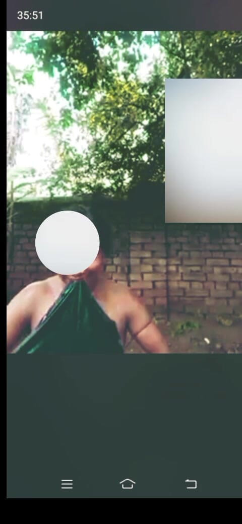 Png: 야외에서 목욕하는 인도 소녀