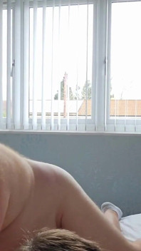 Papà scopa un ragazzo sul letto