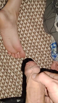 Chị kế của tôi để tôi chạm vào chân cô ấy.