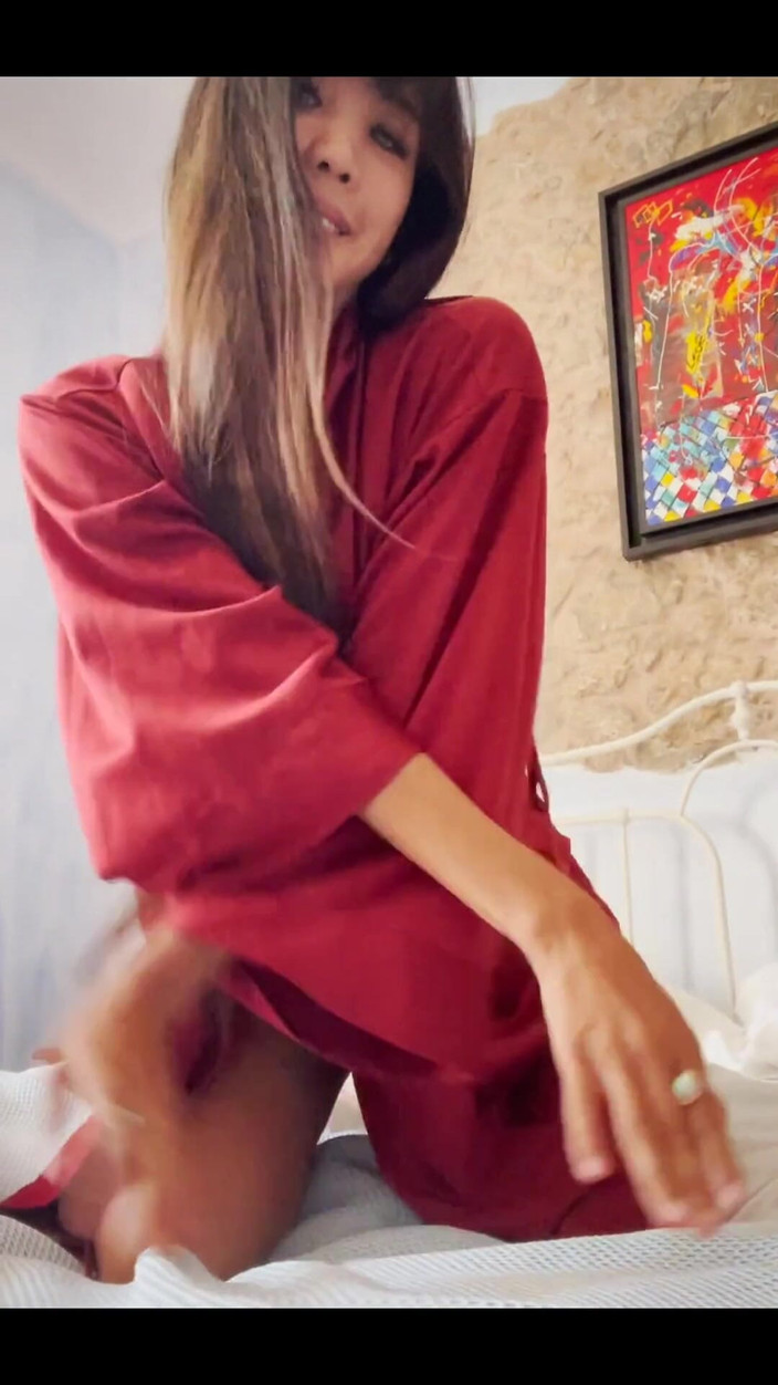DaringKiara: Buongiorno bambolina! Vuoi una colazione a letto oggi?