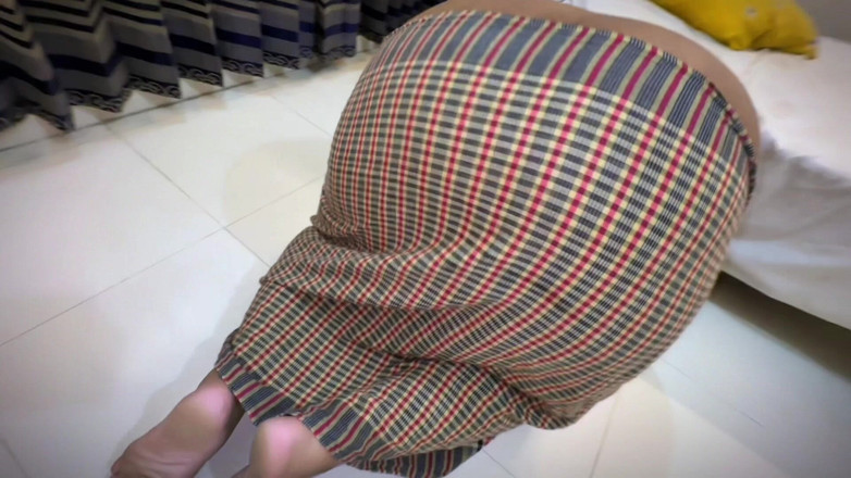 Your Boy's Cum: Indiana menina nua presa debaixo da cama e fodida por...