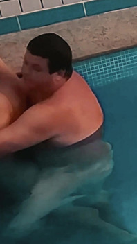 Luptă la piscină: urs dolofan versus Jobber - goală