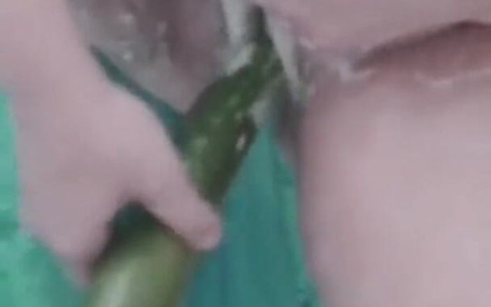 Sawsawiya: Ma femme aime jouer avec de la nourriture