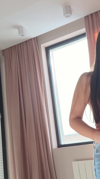 Büyük götlü üvey kız kardeş benimle külotsuz yatağı paylaşıyor ve sınırı geçiyor