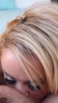 Blondes teen Nichole Heiress pOV gesichts-blowjob
