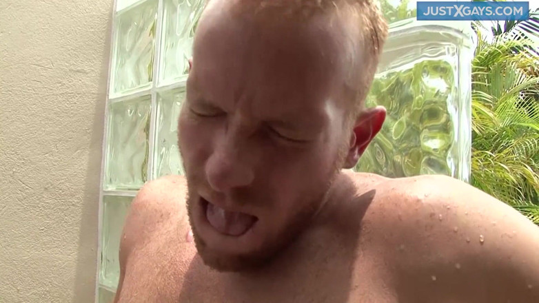 Just X Gays amateur porn: Un garçon sexy avale du sperme après avoir sucé une énorme...
