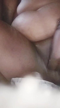 Gorda negra se masturbando na buceta molhada e esguichando