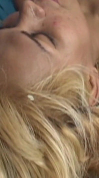 Blonde latina transsexuell in dessous gibt einem typen einen schönen arsch zum ficken