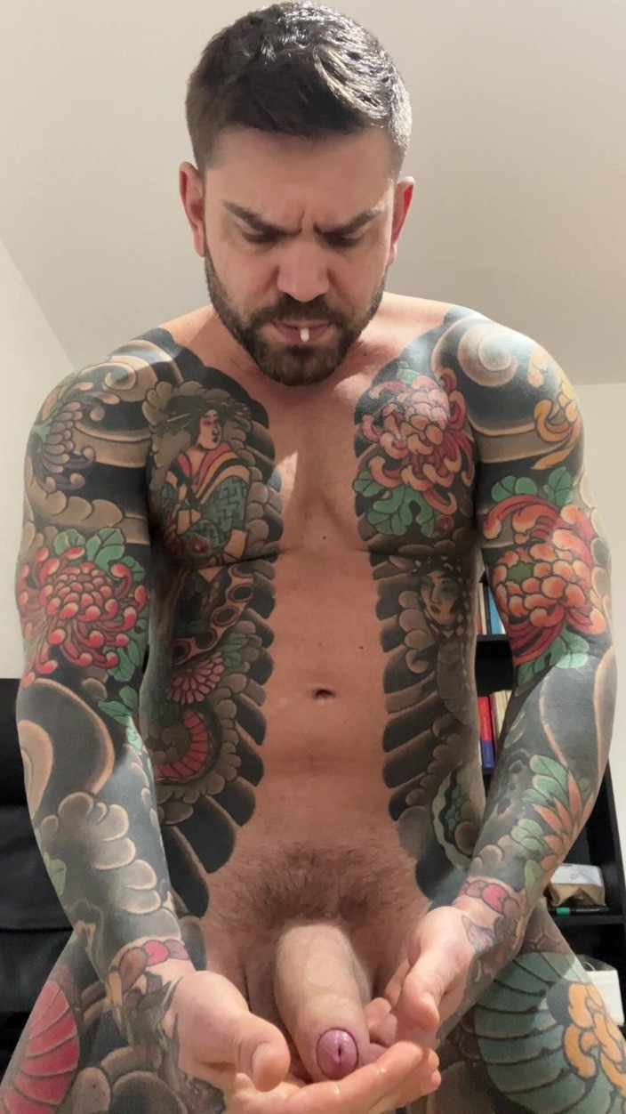 Juan Lucho Gay: М'язистий Жорсткий