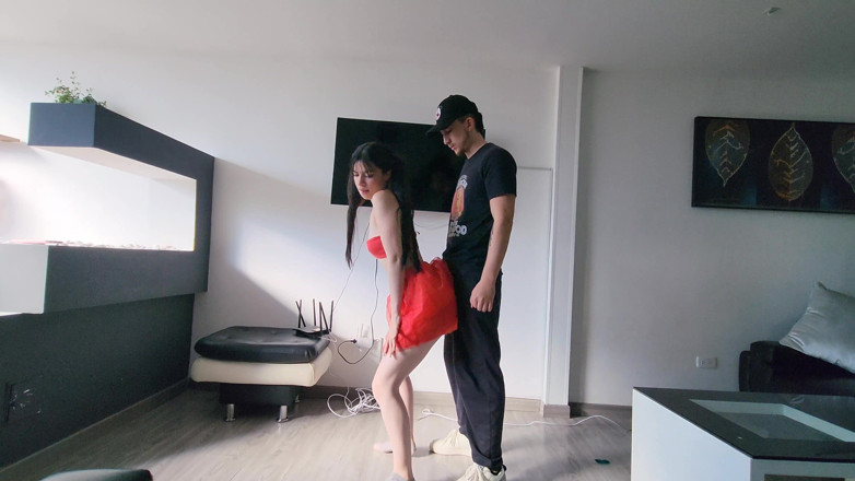 Jopy sex: Kız arkadaşımın üvey kız kardeşi etek içinde ve çok ateşli, onu spermle...
