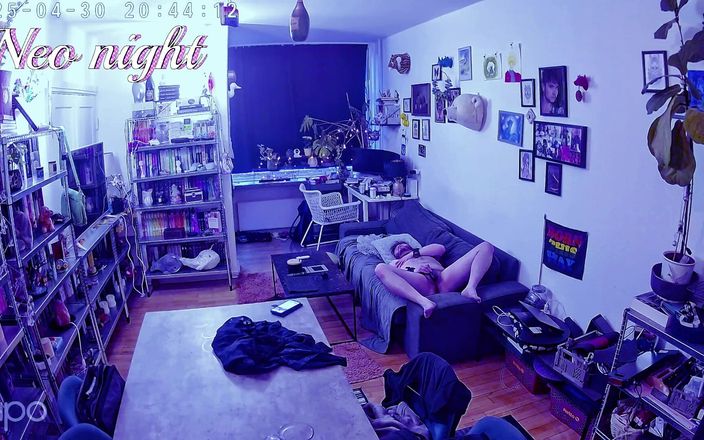 Neo Night Time: Un homme trans se masturbe