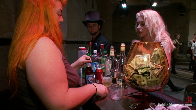 Public Disgrace by Kink: Unter den Gnaden der menschenmenge