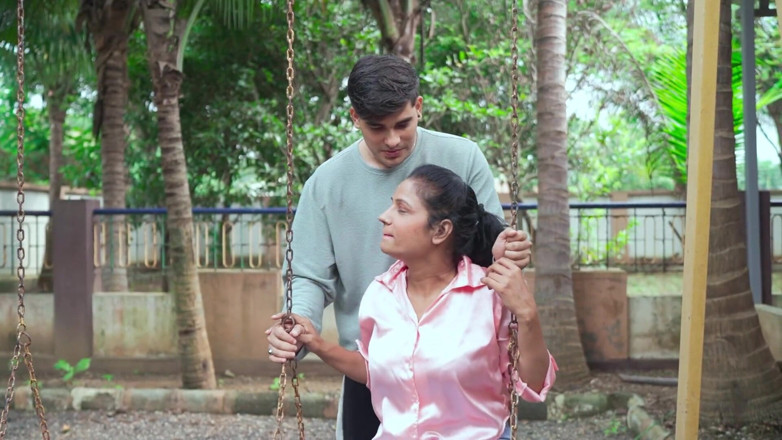 Desi Maal studios: Dì nóng bỏng gọi bạn trai của mình đến khu vườn...