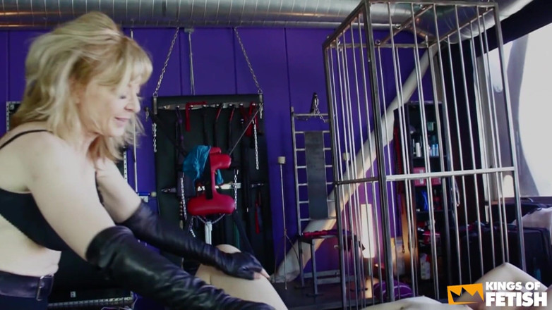 Family Role Playing: Una miLF tettona si diverte sporcamente con una ragazza tatuata...